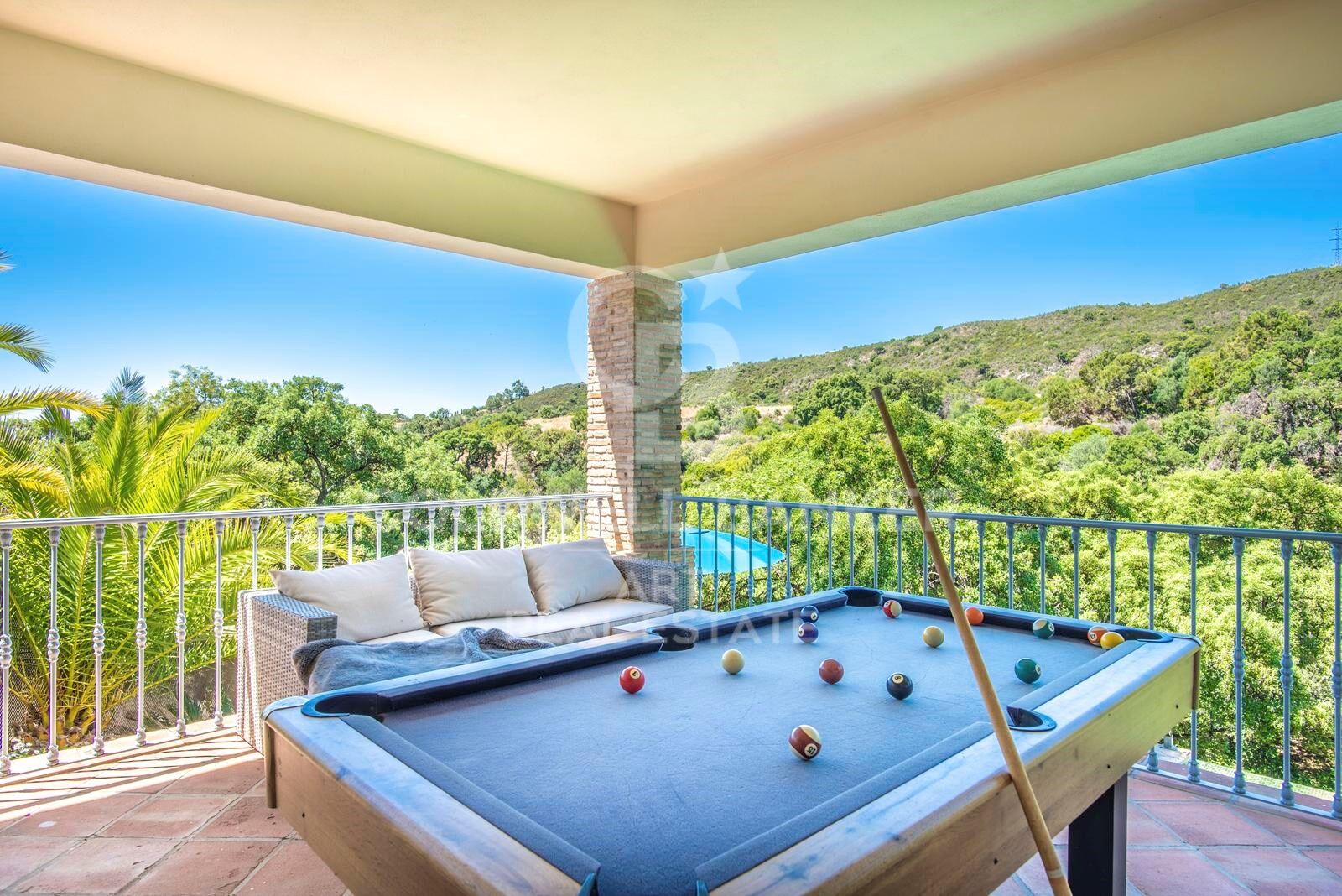 Villa élégante avec vue panoramique sur la mer et la montagne à Forest Hills, Estepona