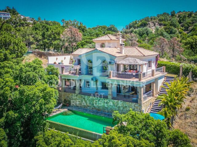 Elegante Villa mit Panoramablick auf Meer und Berge in Forest Hills, Estepona