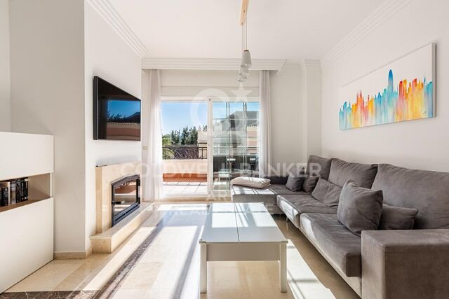 Helles und geräumiges Duplex-Penthouse mit teilweisem Meerblick in River Garden, Nueva Andalucía, Marbella