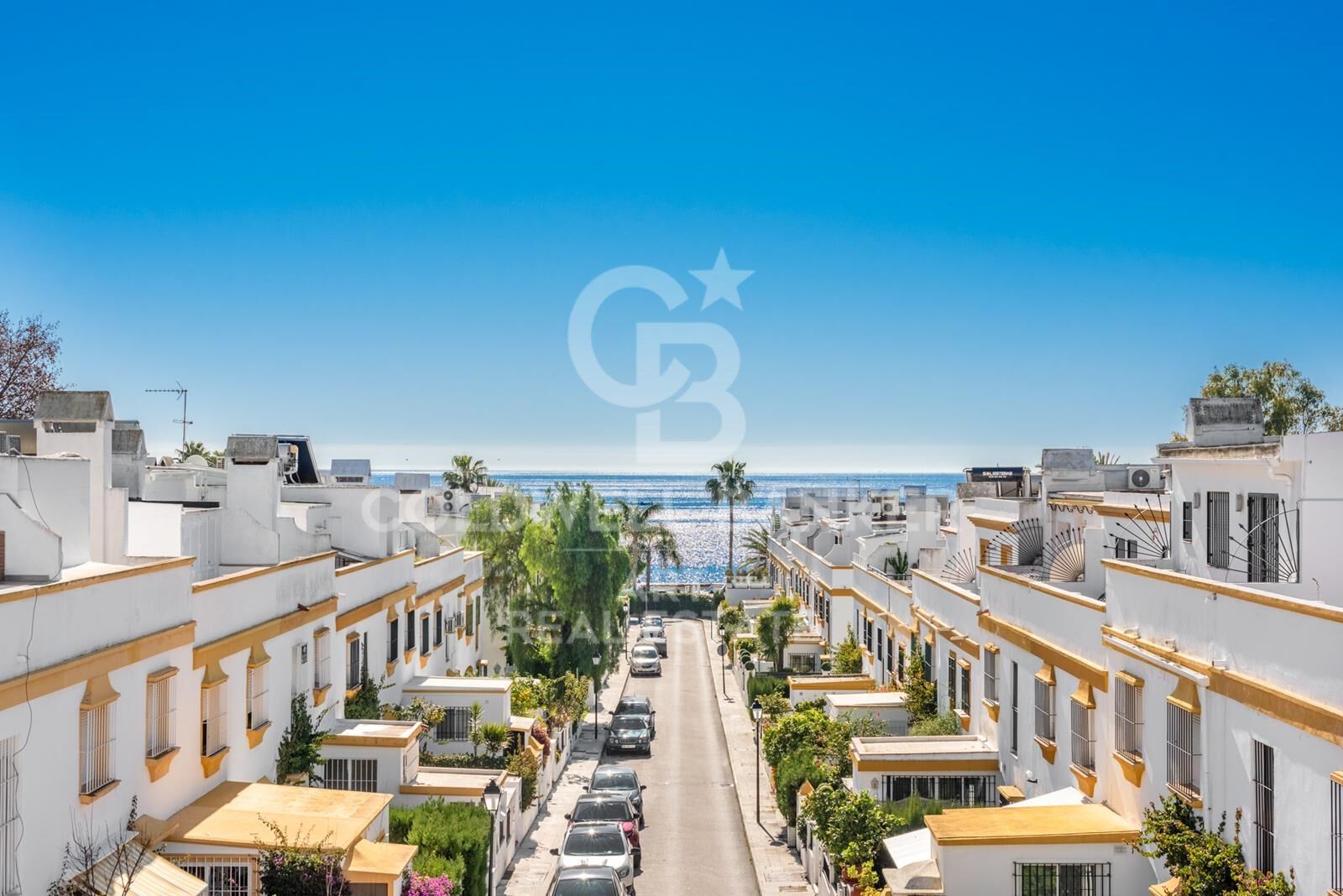 Adosado moderno en la playa con vistas al mar, Marbellamar, Milla de Oro Marbella