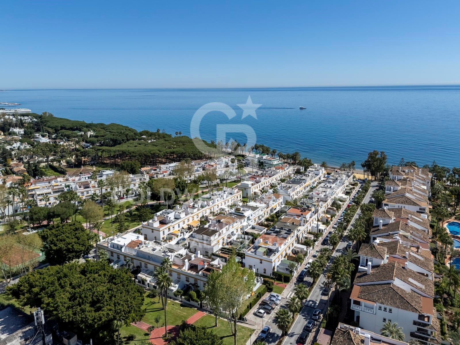 Adosado moderno en la playa con vistas al mar, Marbellamar, Milla de Oro Marbella
