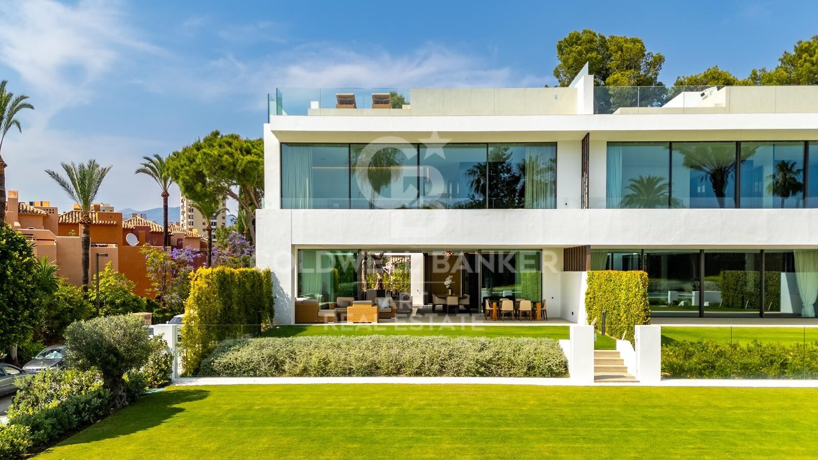 Villa contemporánea con piscina en la azotea y vistas en Nueva Andalucía, Marbella