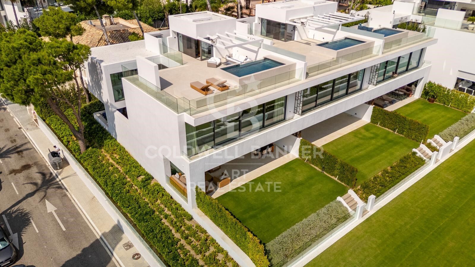 Villa contemporánea con piscina en la azotea y vistas en Nueva Andalucía, Marbella