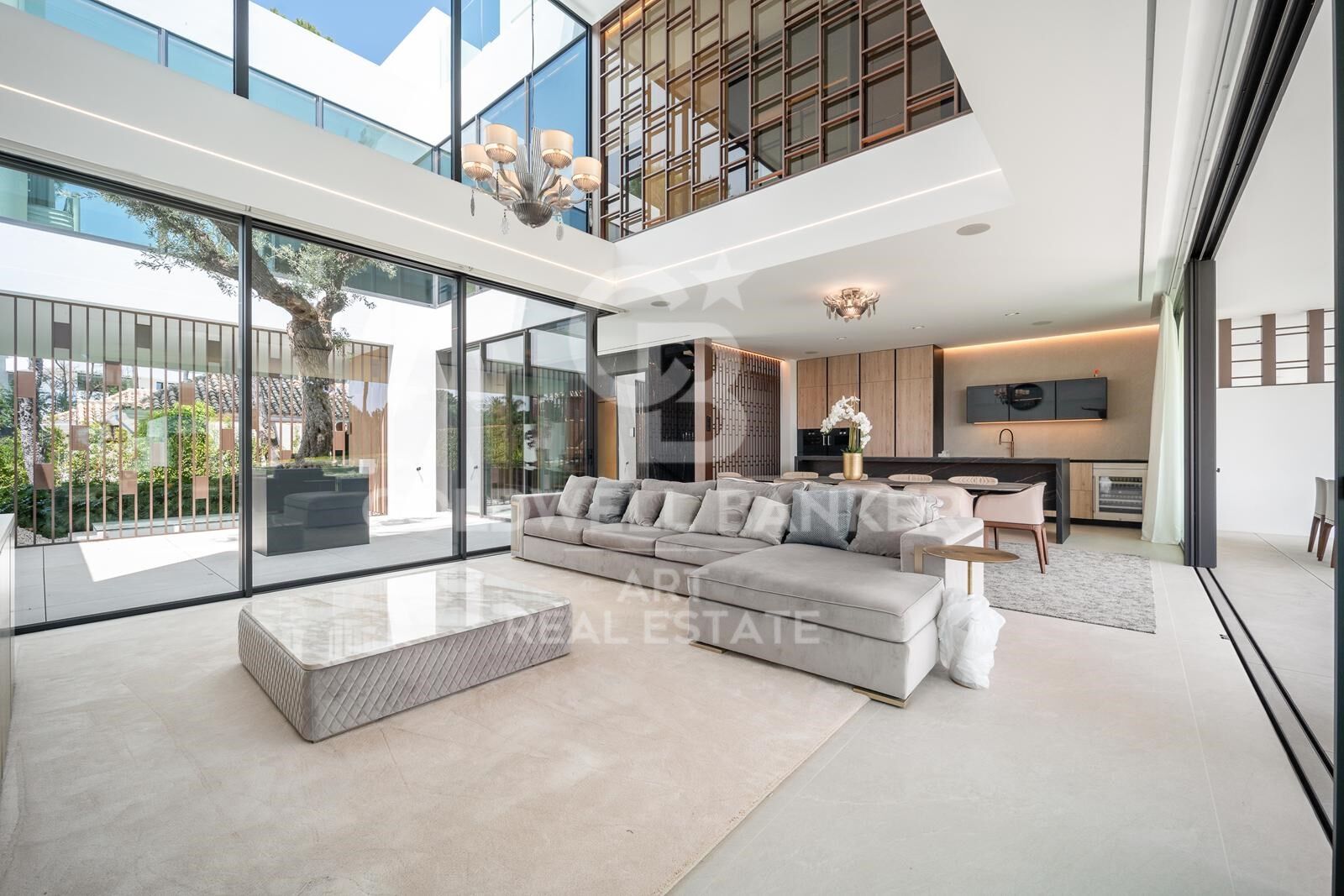 Villa contemporaine avec piscine sur le toit et vues à Nueva Andalucía, Marbella