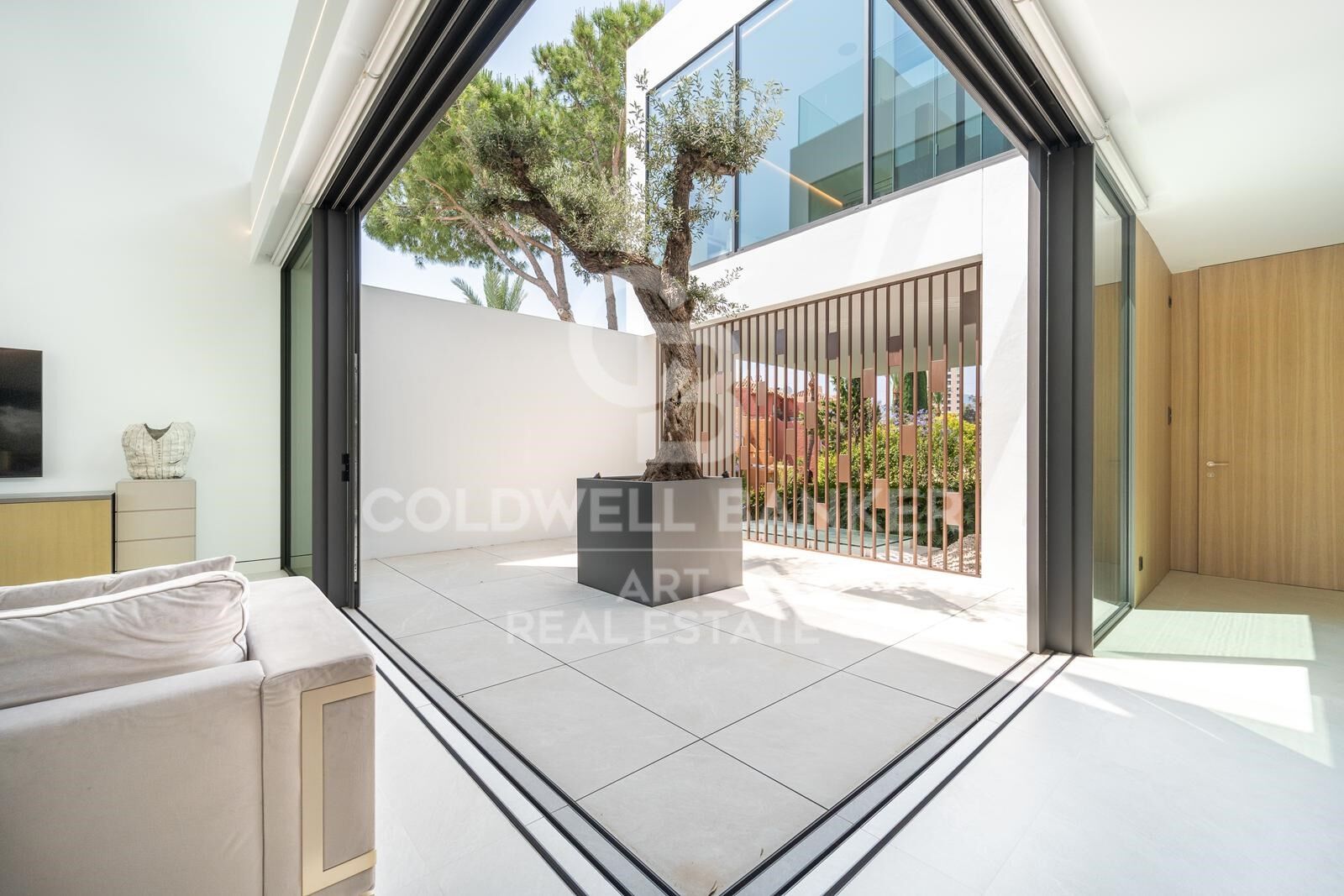 Villa contemporaine avec piscine sur le toit et vues à Nueva Andalucía, Marbella