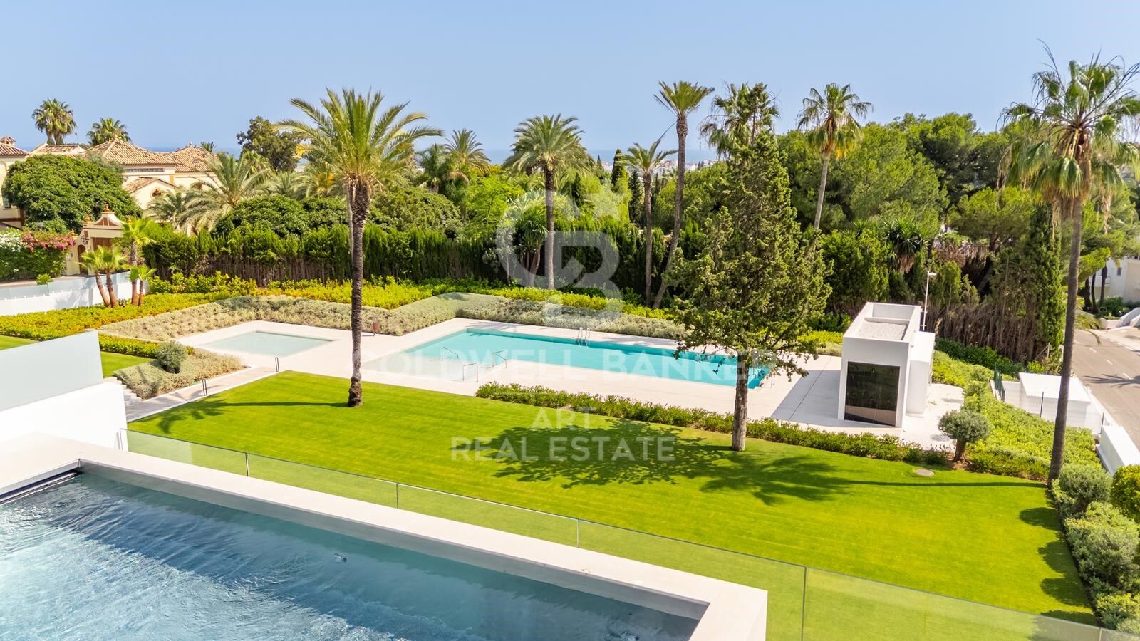 Villa contemporaine avec piscine sur le toit et vues à Nueva Andalucía, Marbella