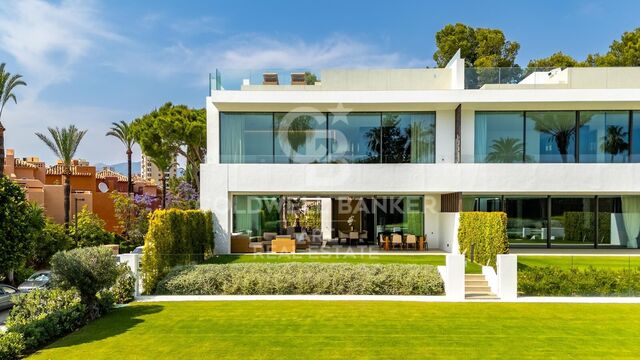 Villa contemporánea con piscina en la azotea y vistas en Nueva Andalucía, Marbella