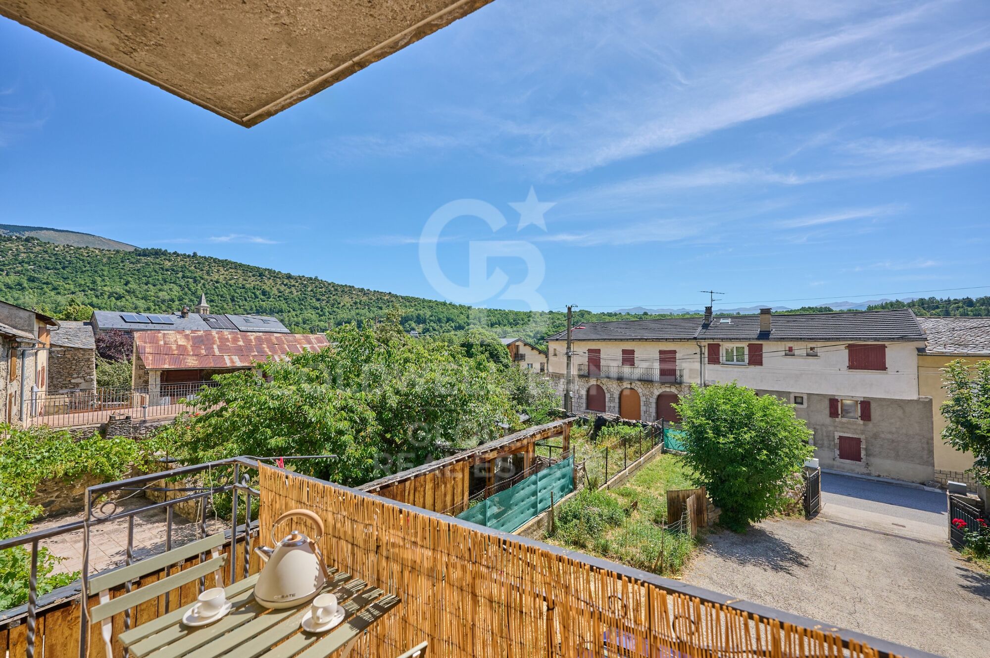 Apartamento reformado con jardín privado y terraza en Angoustrine