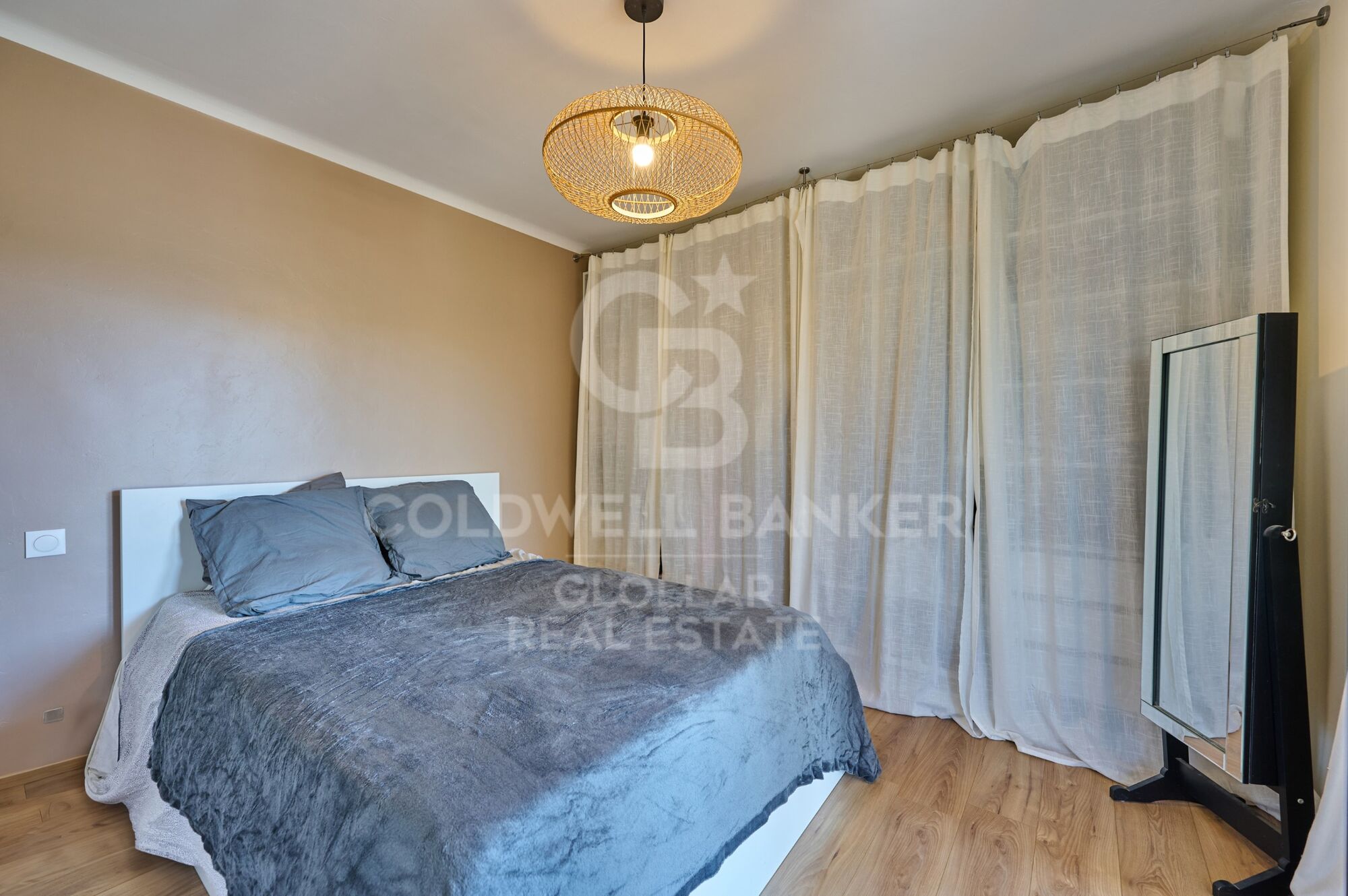Apartamento reformado con terraza en Angoustrine