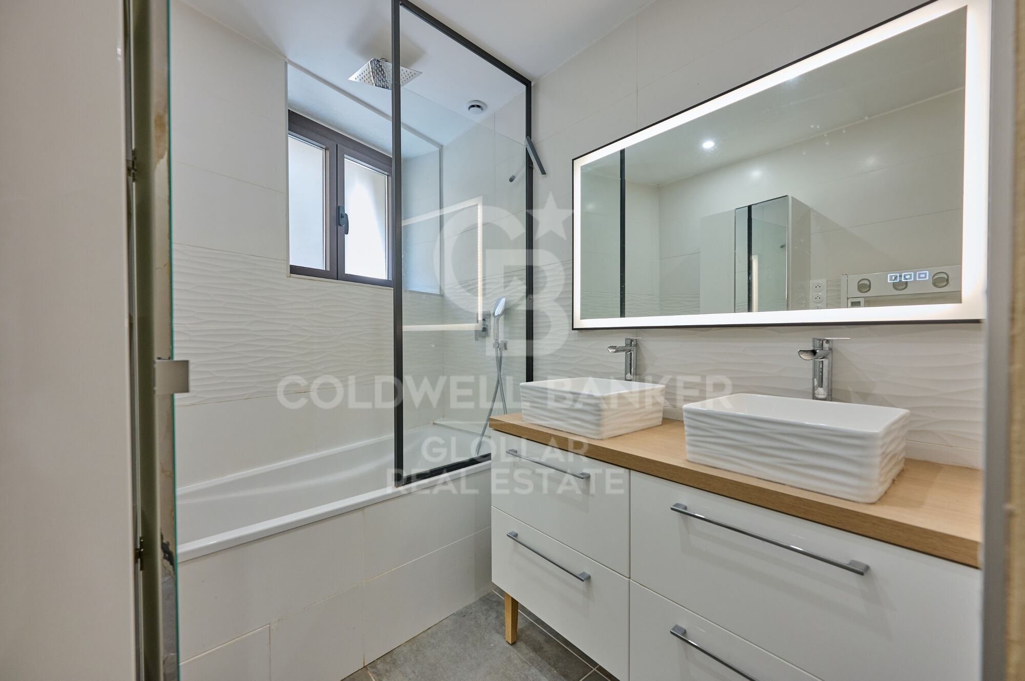 Apartamento reformado con terraza en Angoustrine