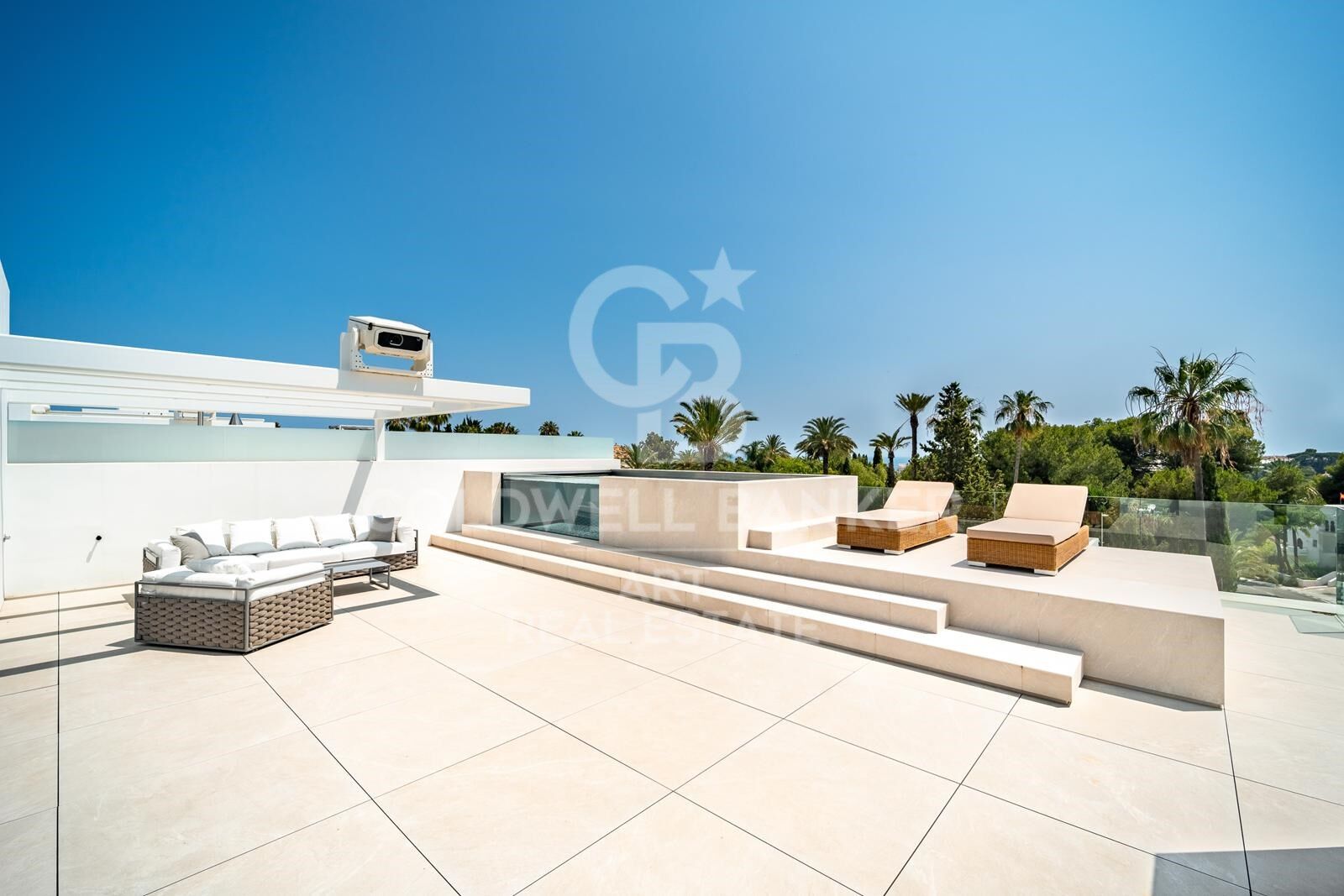 Villa contemporánea con piscina en la azotea y cine exterior en Nueva Andalucía, Marbella