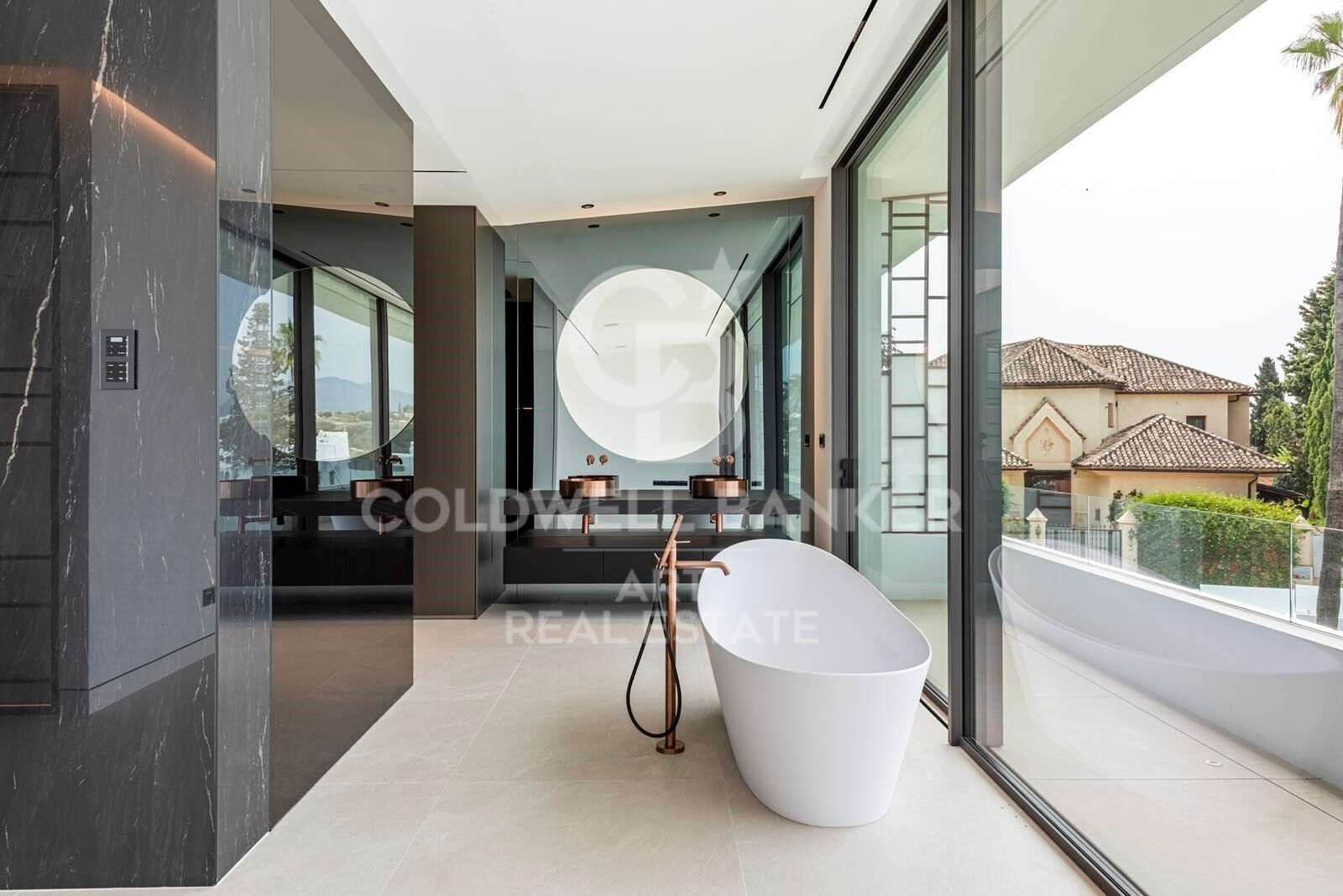 Villa contemporánea con piscina en la azotea y cine exterior en Nueva Andalucía, Marbella