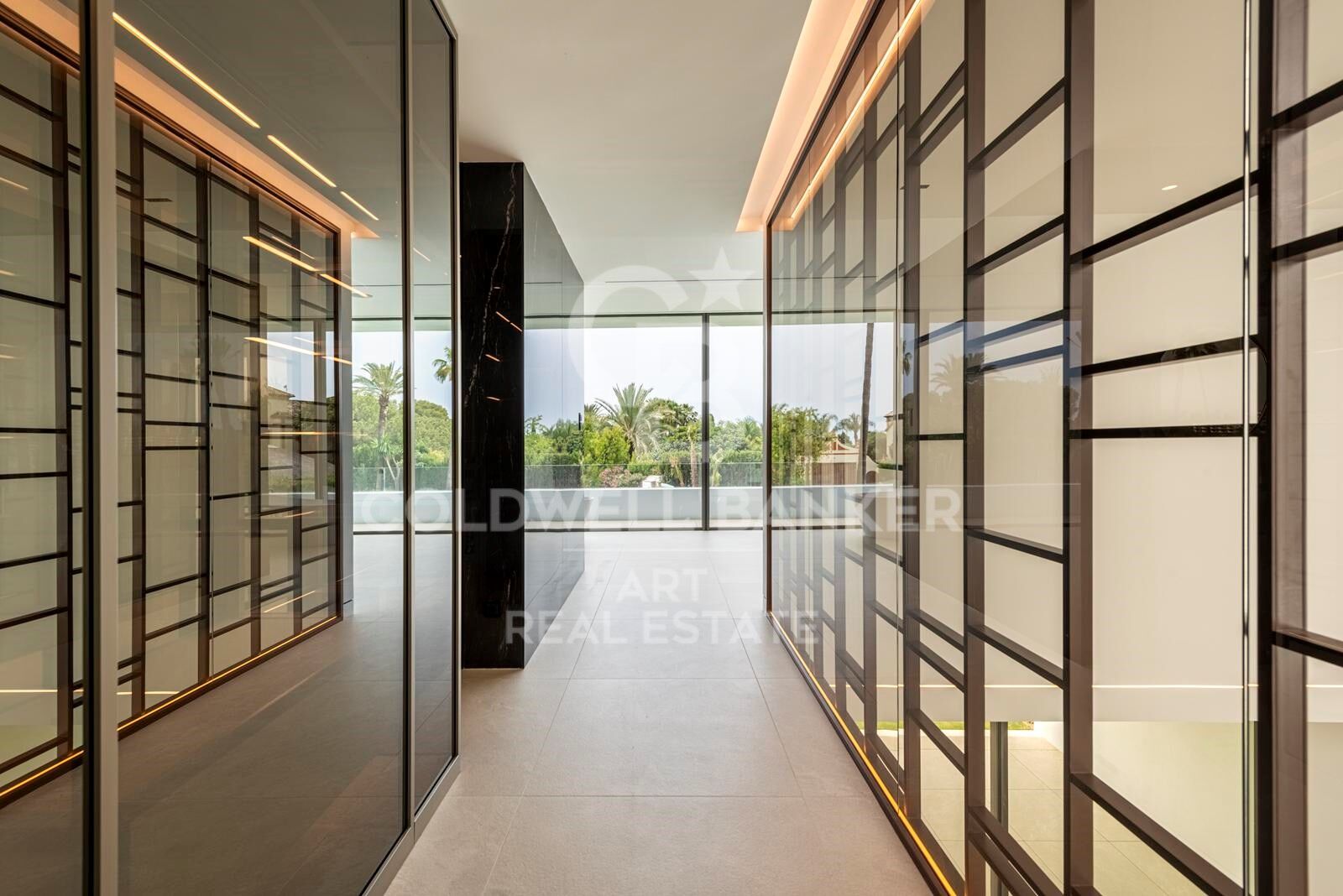 Villa contemporánea con piscina en la azotea y cine exterior en Nueva Andalucía, Marbella