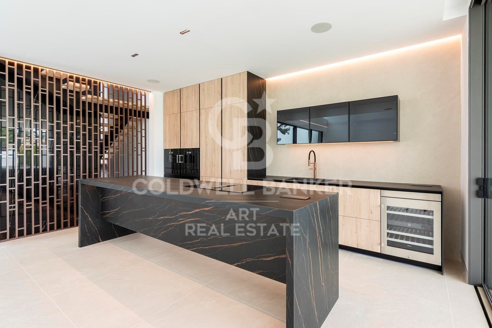 Villa contemporánea con piscina en la azotea y cine exterior en Nueva Andalucía, Marbella