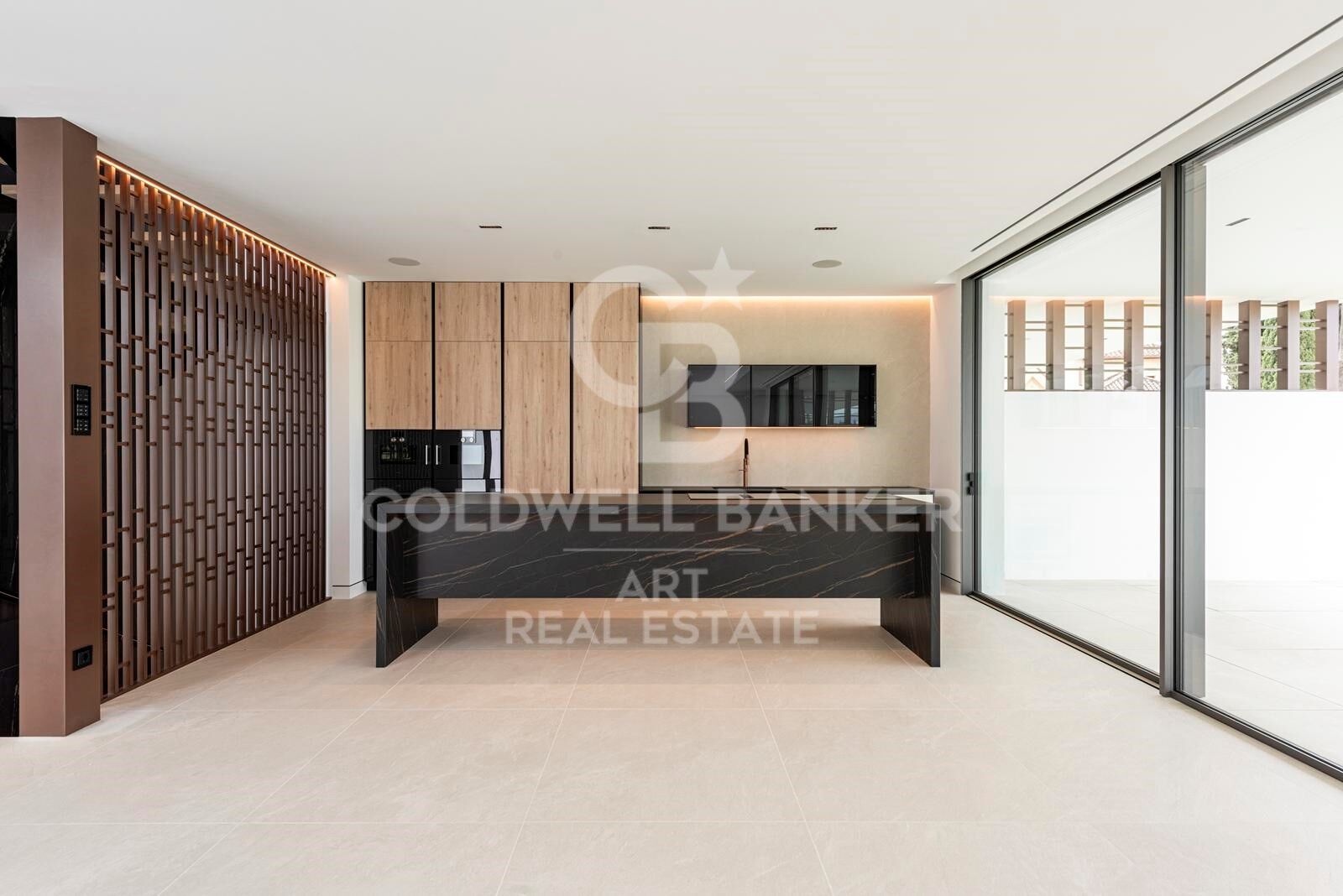 Moderne Villa mit Dachpool und Outdoor-Kino in Nueva Andalucía, Marbella