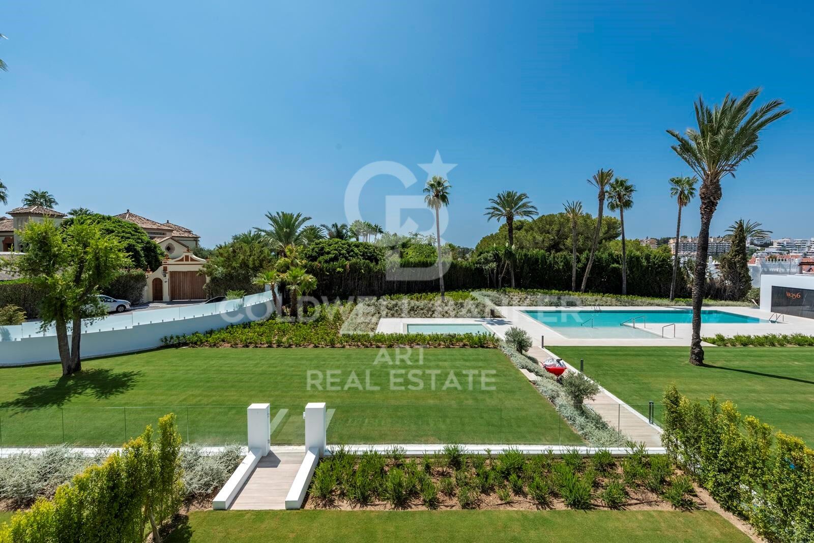Villa contemporaine avec piscine sur le toit et cinéma en plein air à Nueva Andalucía, Marbella
