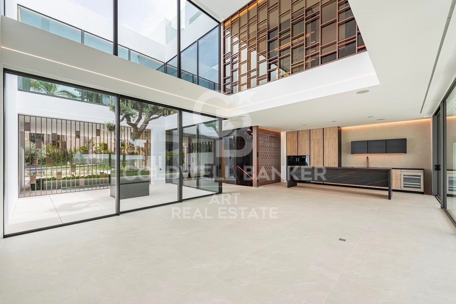 Villa contemporánea con piscina en la azotea y cine exterior en Nueva Andalucía, Marbella