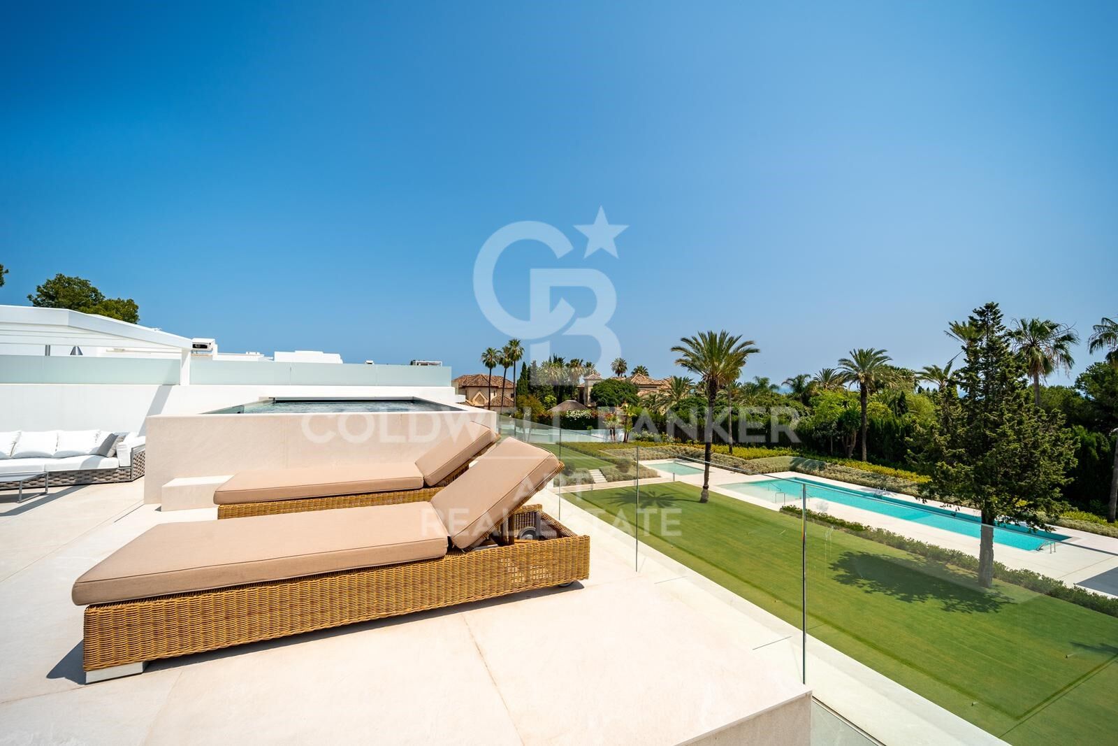 Moderne Villa mit Dachpool und Outdoor-Kino in Nueva Andalucía, Marbella