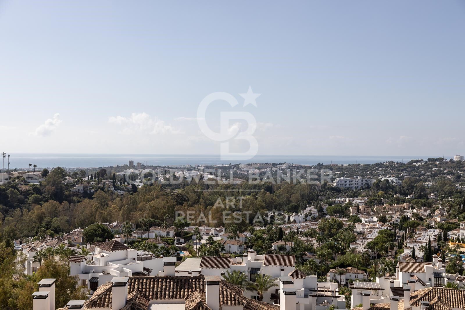 Ático dúplex elegante con vistas panorámicas al mar en Nueva Andalucía, Marbella