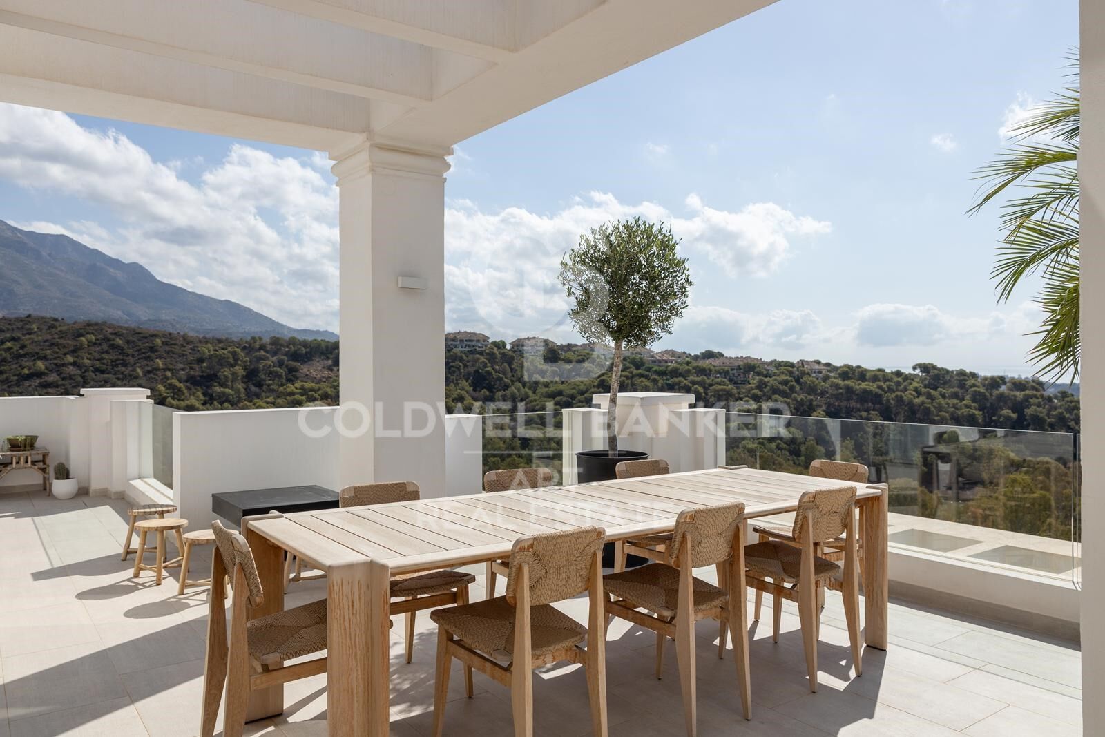 Ático dúplex elegante con vistas panorámicas al mar en Nueva Andalucía, Marbella