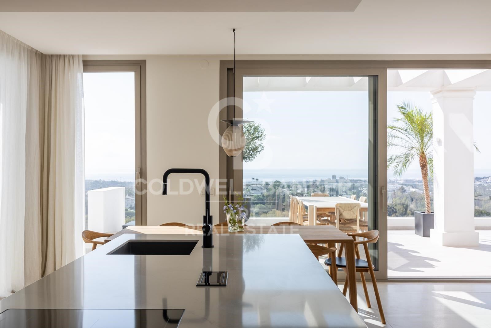 Penthouse duplex élégant avec vue panoramique sur la mer à Marbella, Nueva Andalucía
