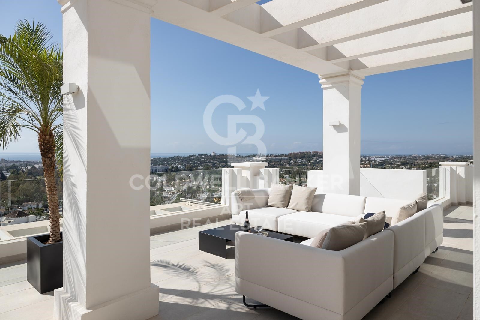 Ático dúplex elegante con vistas panorámicas al mar en Nueva Andalucía, Marbella