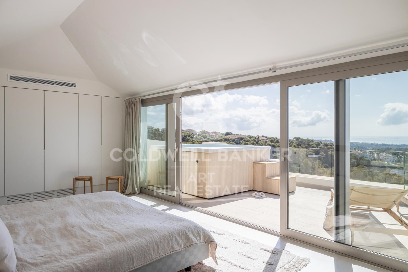 Ático dúplex elegante con vistas panorámicas al mar en Nueva Andalucía, Marbella