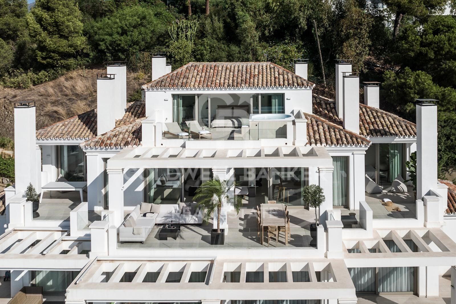 Ático dúplex elegante con vistas panorámicas al mar en Nueva Andalucía, Marbella