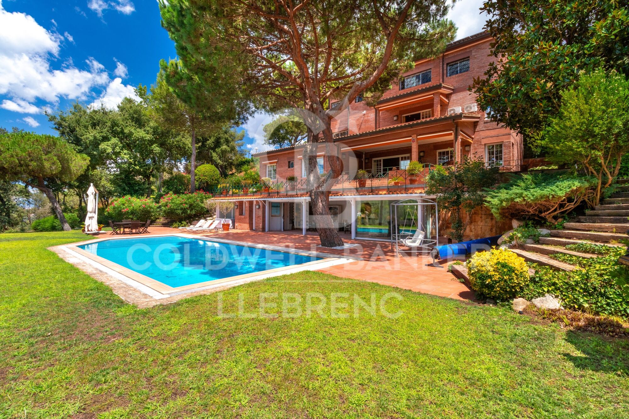 Spectacular house with pool and large garden in Vallvidrera
