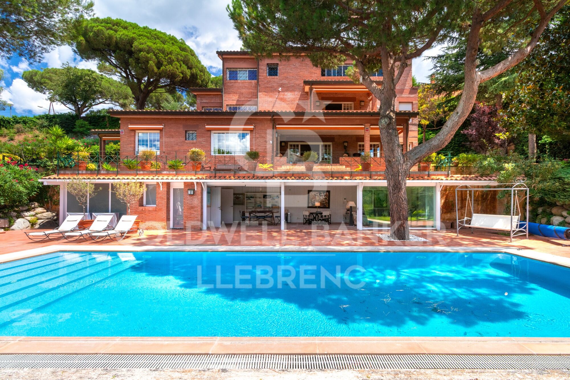 Spectacular house with pool and large garden in Vallvidrera