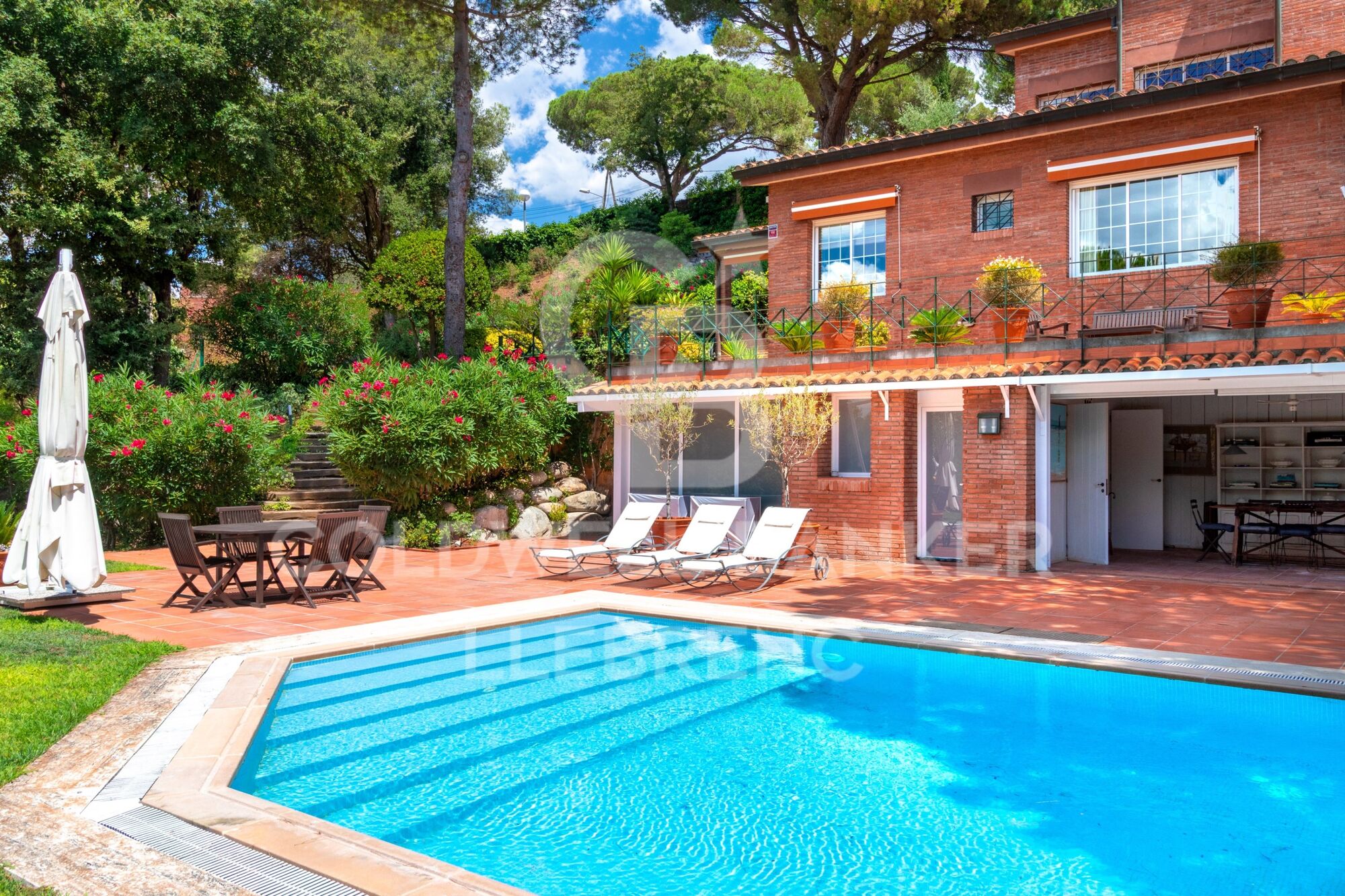 Spectacular house with pool and large garden in Vallvidrera