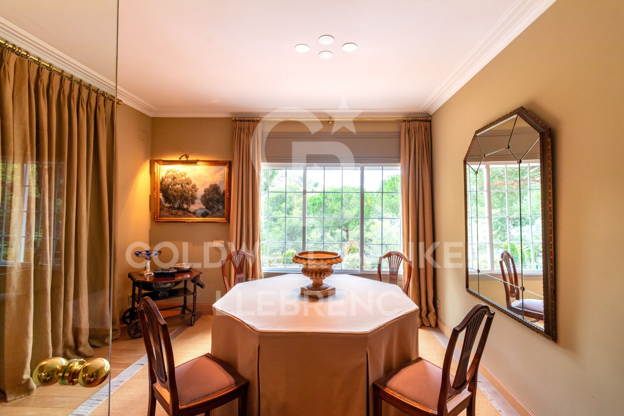 Spectacular house with pool and large garden in Vallvidrera