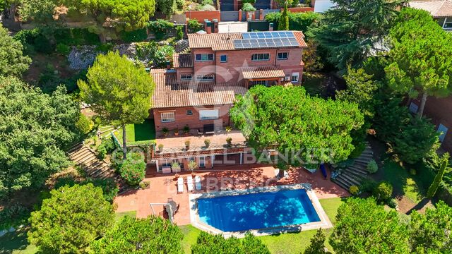 Spectacular house with pool and large garden in Vallvidrera