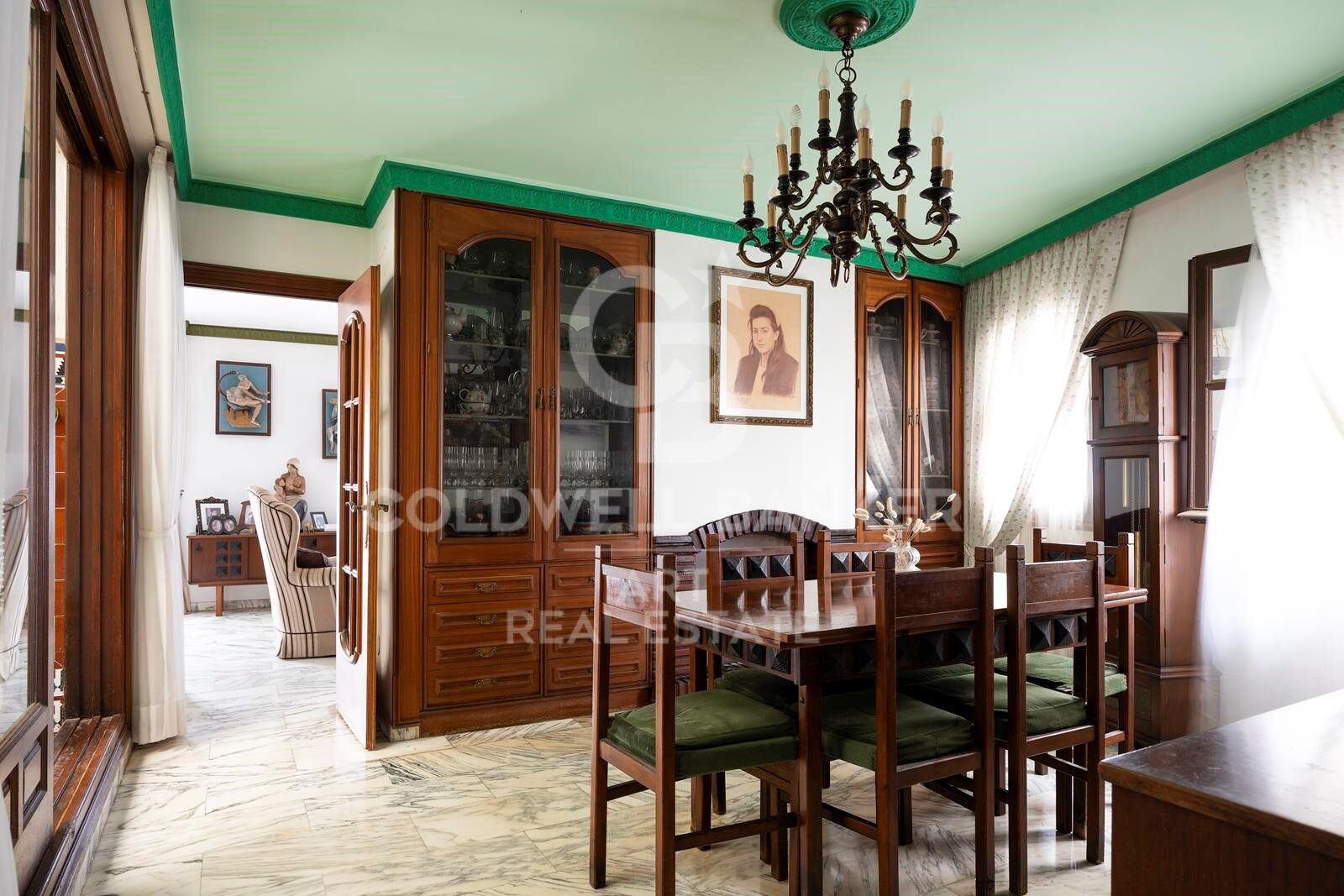 A castle in San Pedro Pueblo - unique 8-room residence with charm, scale & investment potential