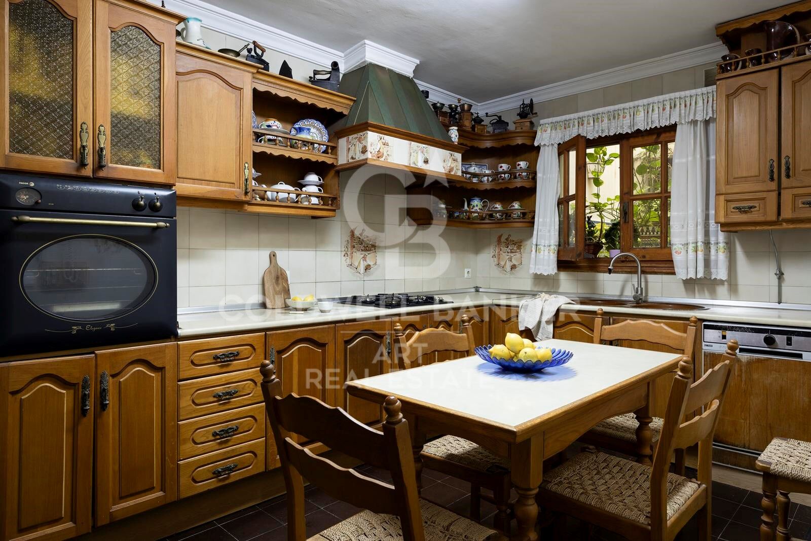 A castle in San Pedro Pueblo - unique 8-room residence with charm, scale & investment potential