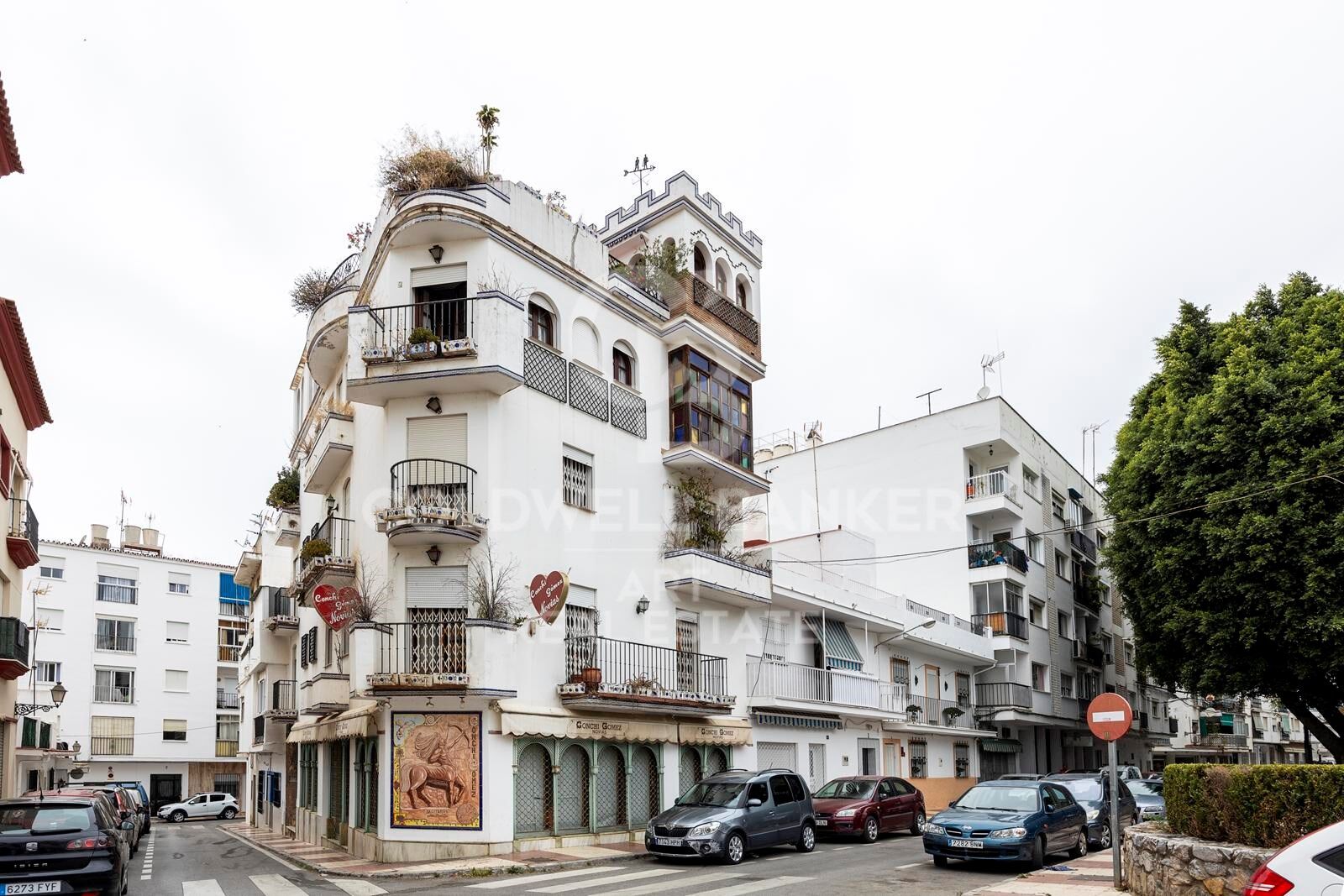 A castle in San Pedro Pueblo - unique 8-room residence with charm, scale & investment potential
