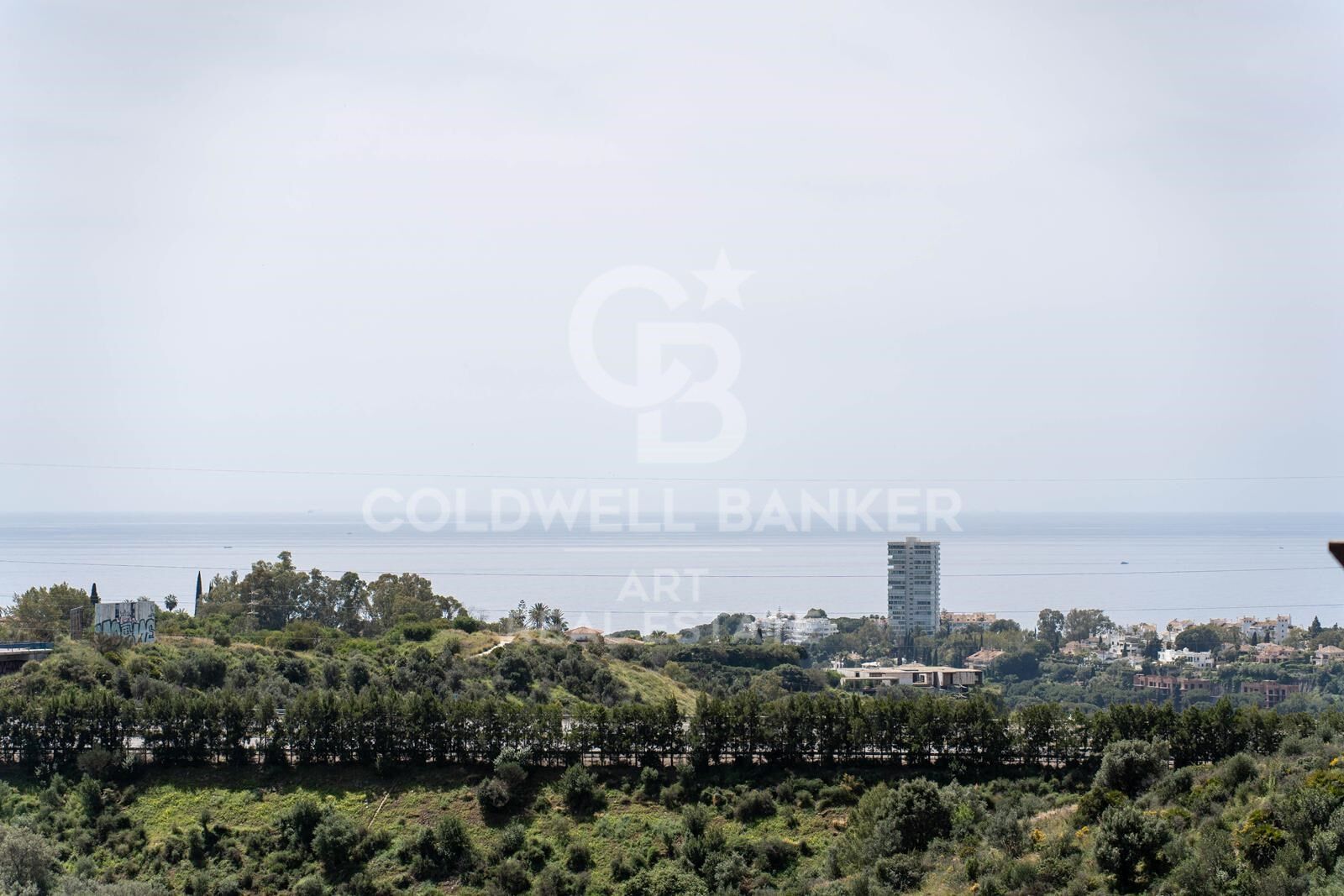 Elegante ático dúplex con vistas panorámicas al mar en Altos de los Monteros, Marbella