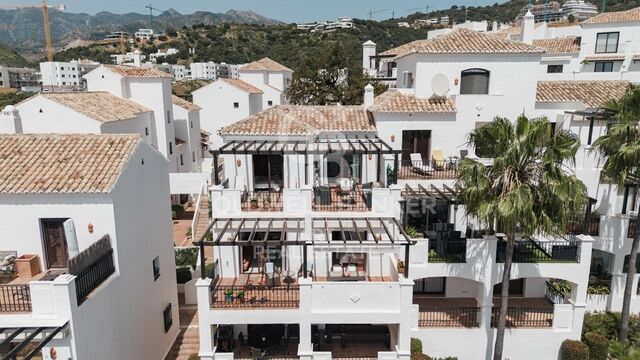 Elegante ático dúplex con vistas panorámicas al mar en Altos de los Monteros, Marbella