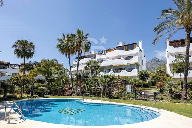 Doppelhaushälfte mit Aufzug, Solarium und Blick auf La Concha, Marbella Golden Mile