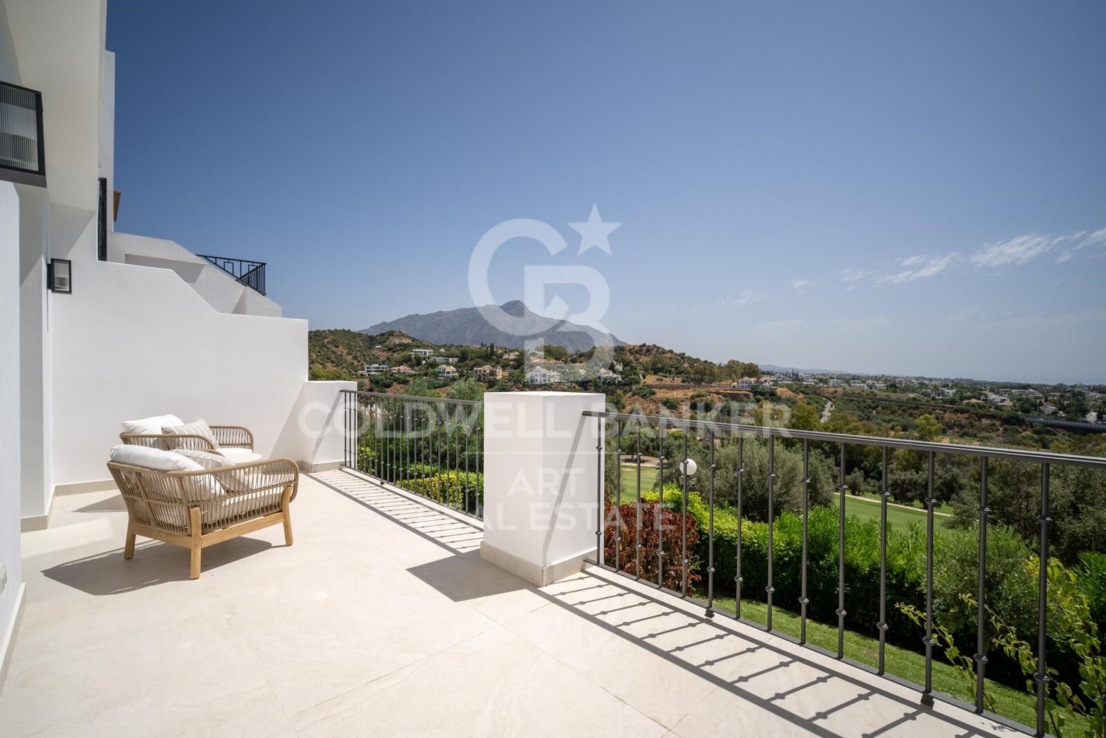 Adosado con elegancia y vistas al golf y al mar en La Quinta, Benahavís