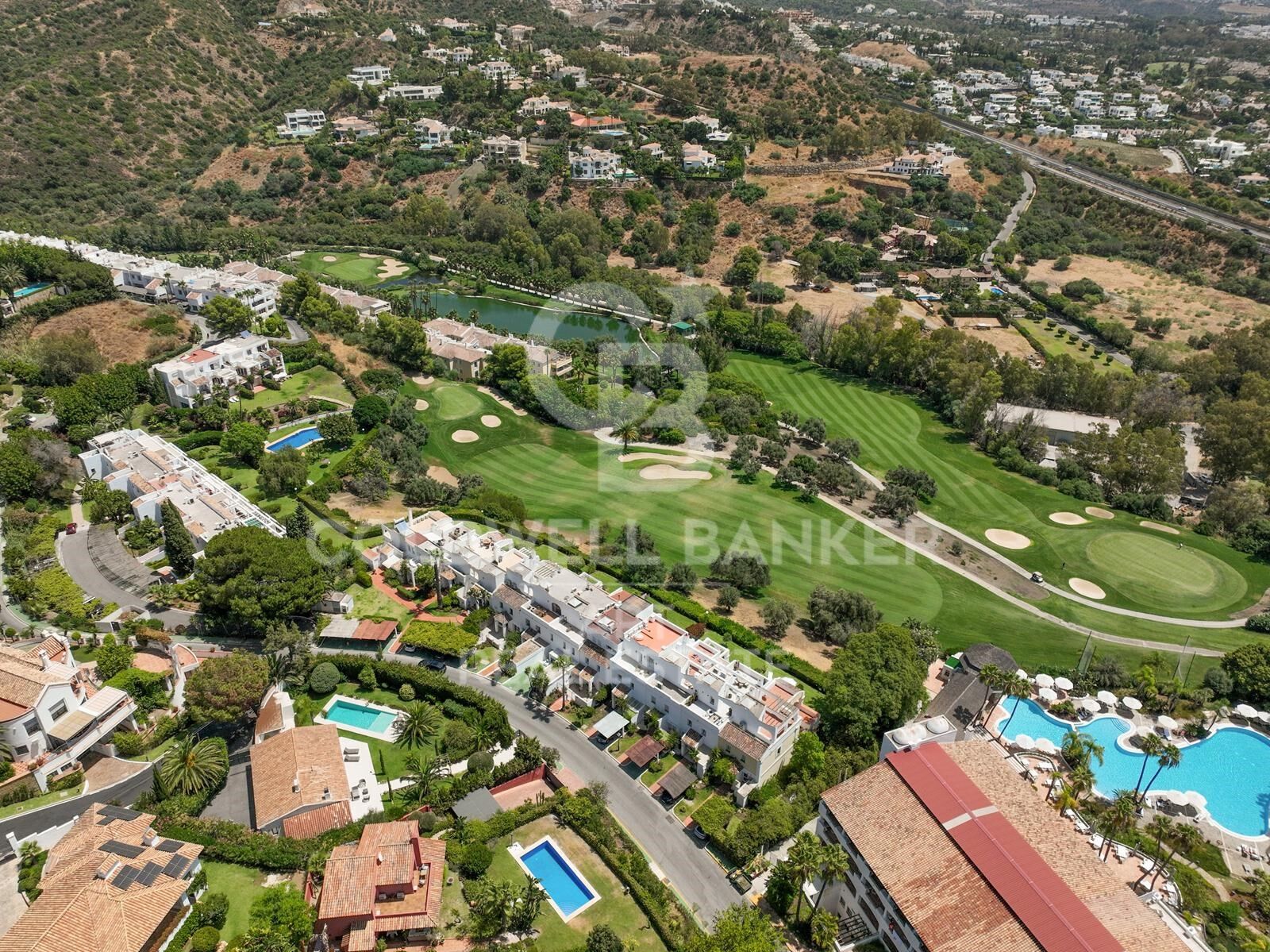 Adosado con elegancia y vistas al golf y al mar en La Quinta, Benahavís