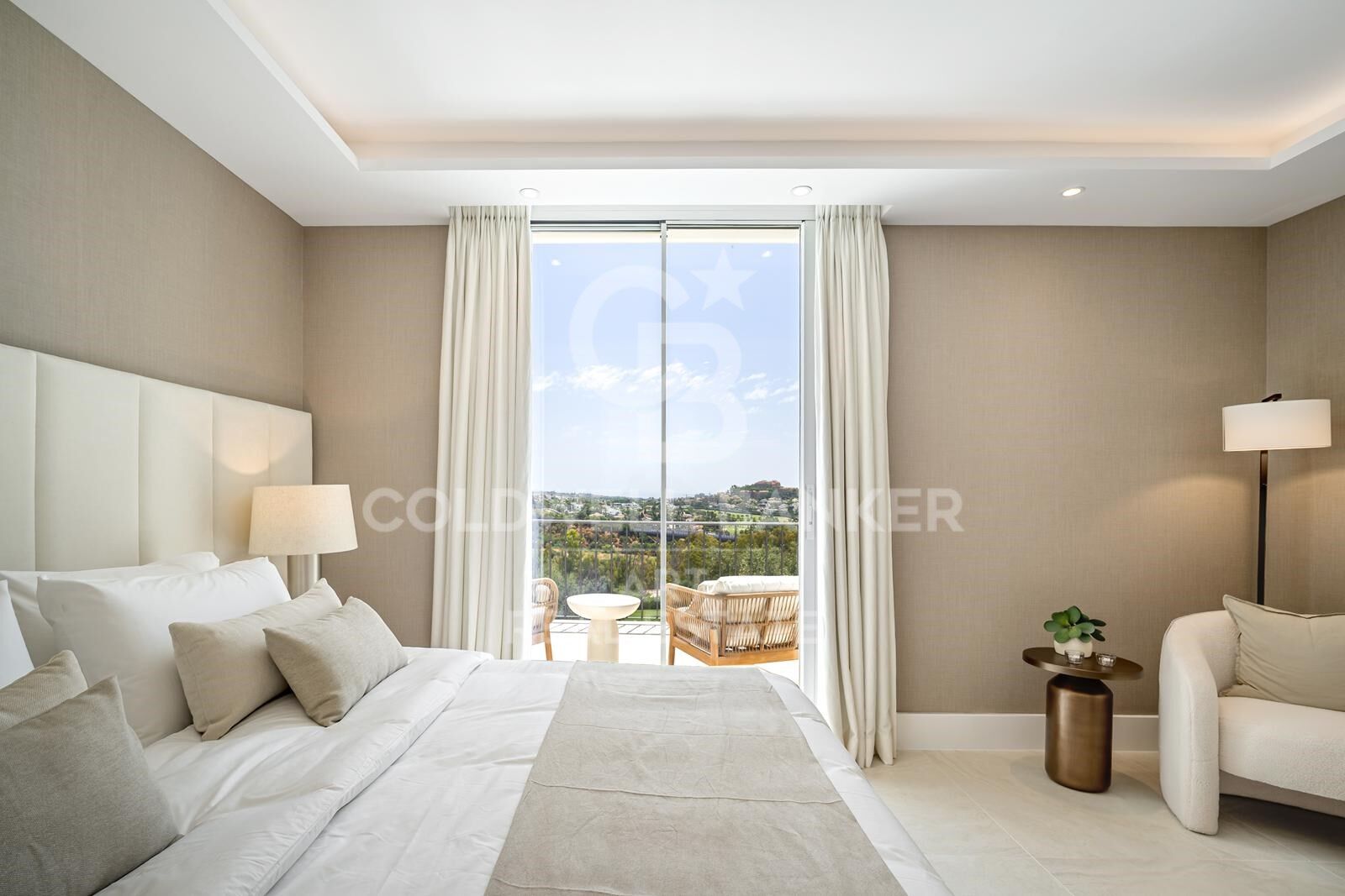 Adosado con elegancia y vistas al golf y al mar en La Quinta, Benahavís