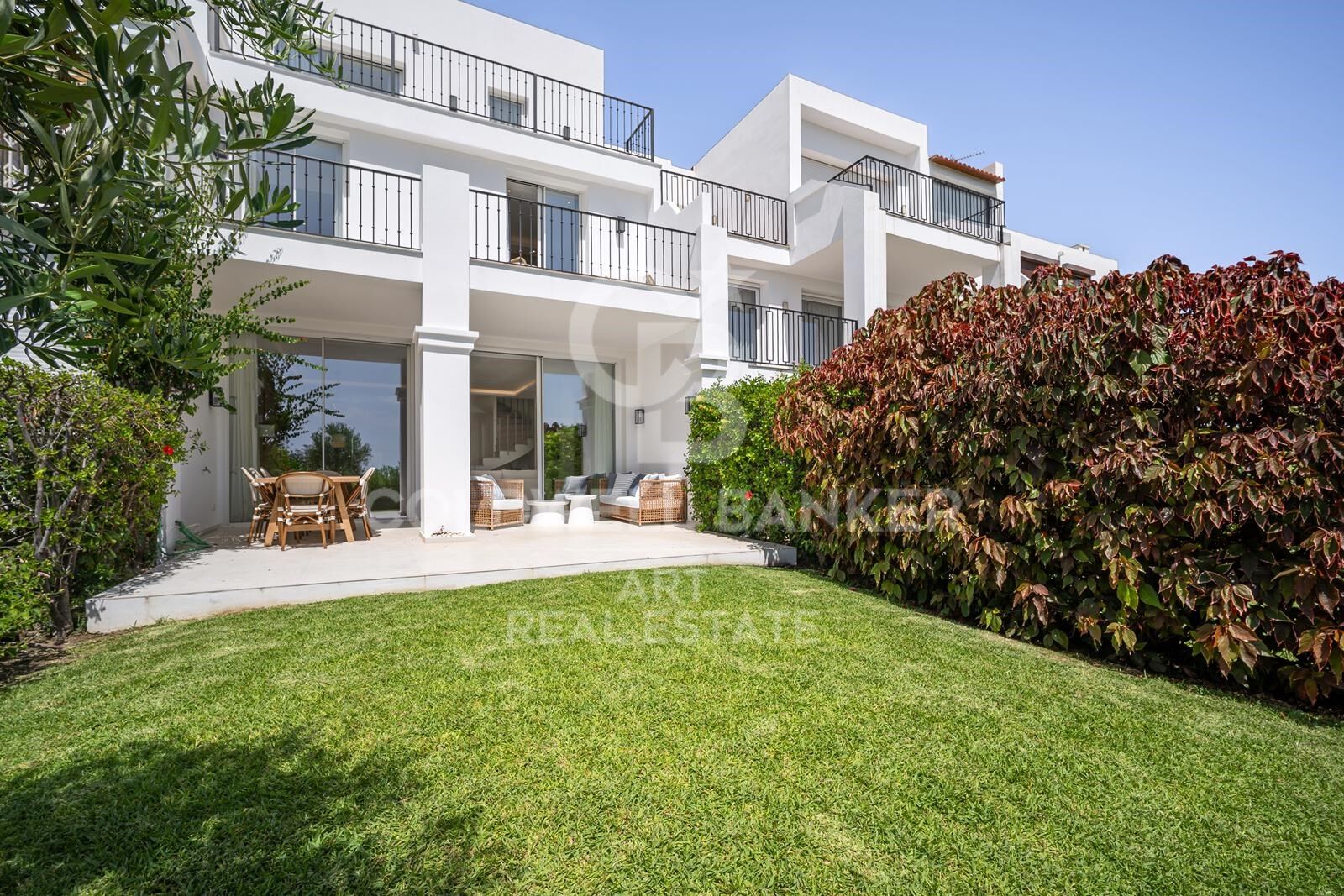 Adosado con elegancia y vistas al golf y al mar en La Quinta, Benahavís