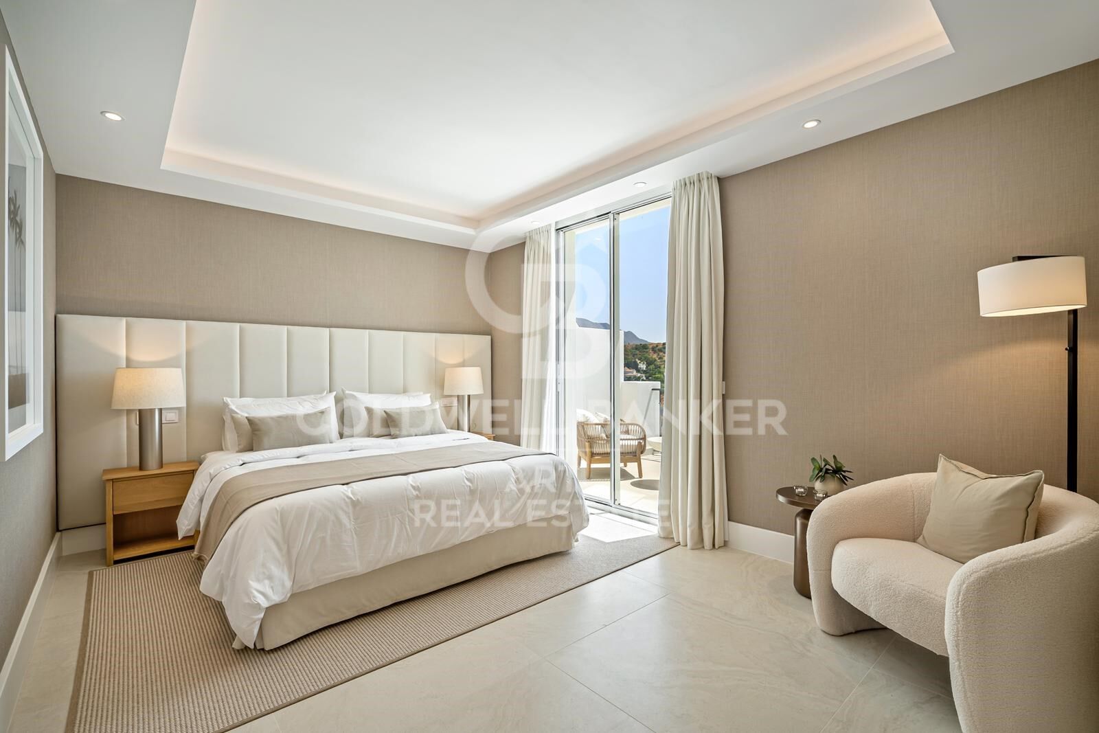 Adosado con elegancia y vistas al golf y al mar en La Quinta, Benahavís