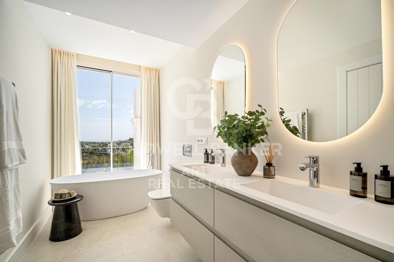 Adosado con elegancia y vistas al golf y al mar en La Quinta, Benahavís