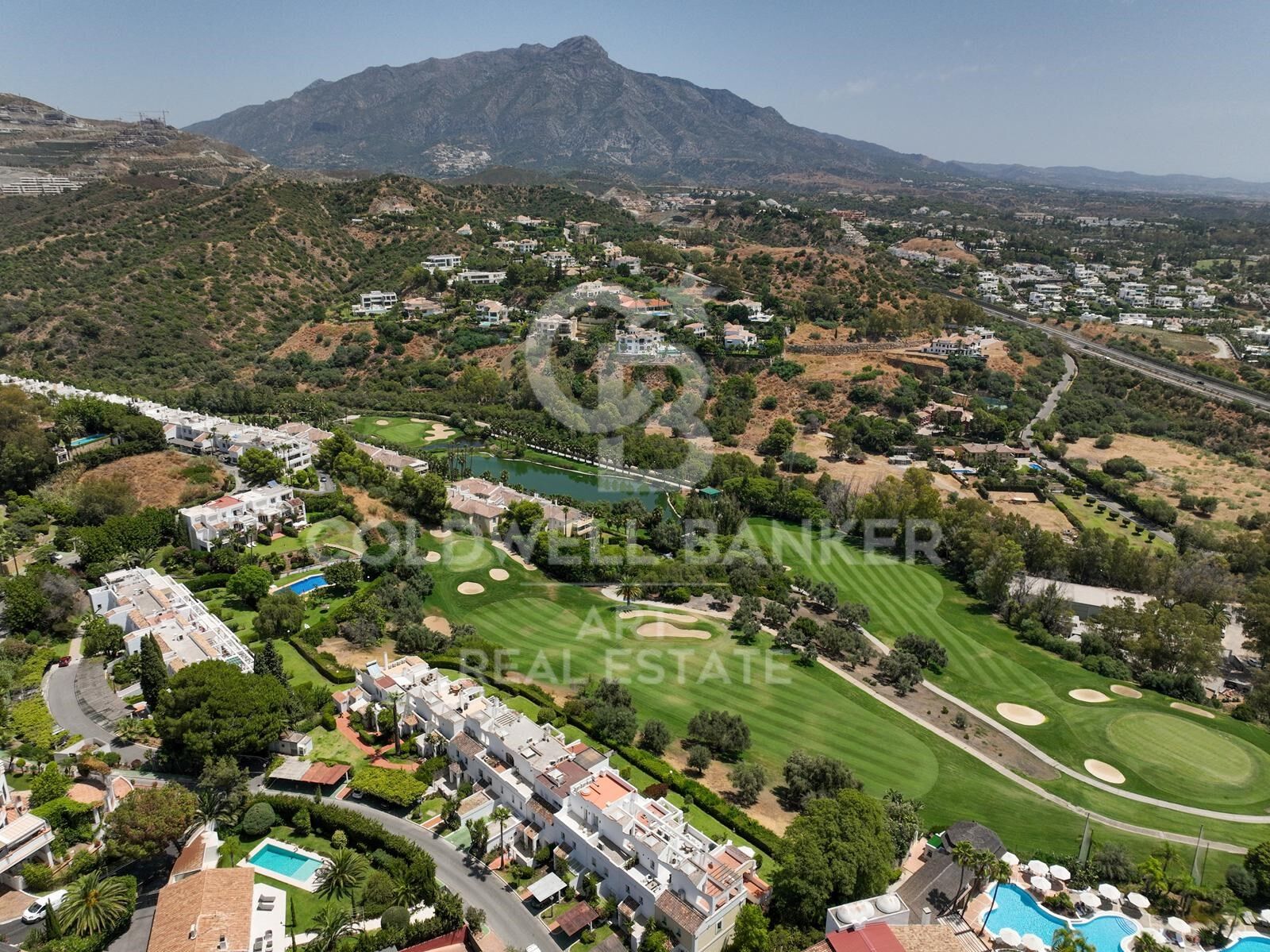 Stilvolles Stadthaus mit Meer- & Golfblick in La Quinta, Benahavís