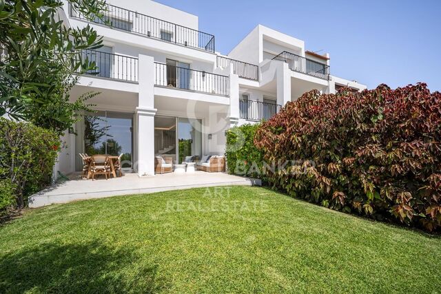 Stilvolles Stadthaus mit Meer- & Golfblick in La Quinta, Benahavís