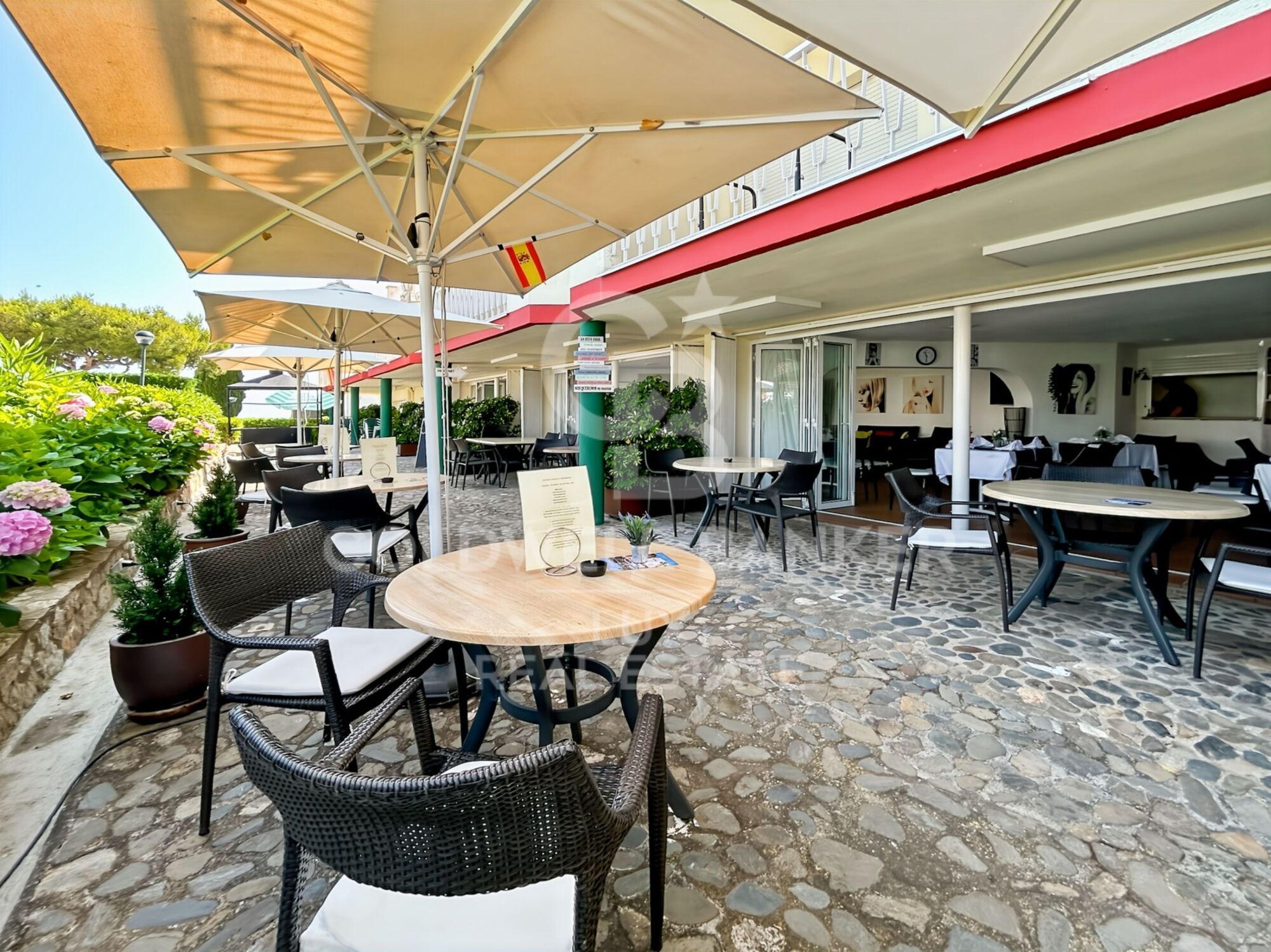 Edifcio con restaurante en Llançà