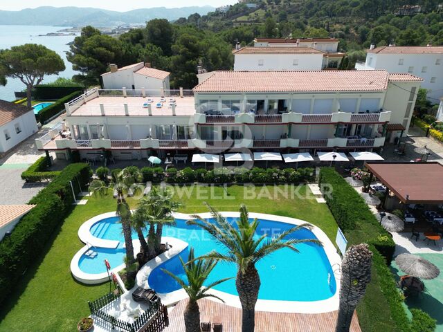 Building with restaurant in Llançà