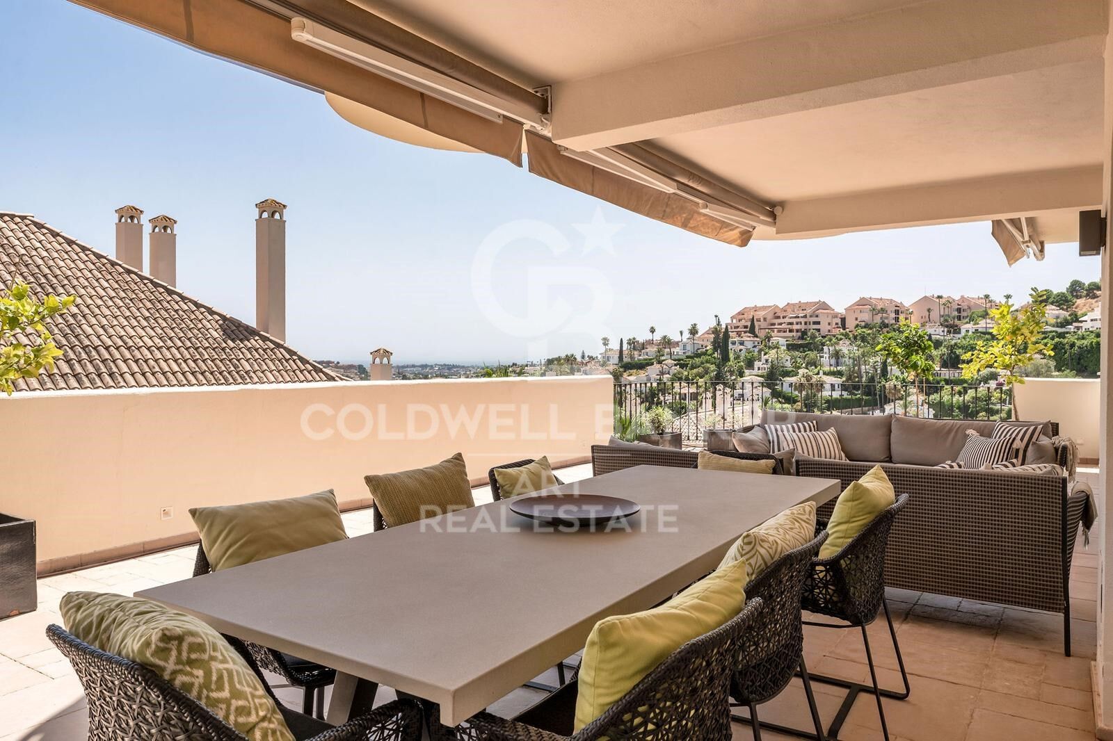 Dúplex elegante de 4 dormitorios con vistas al mar en Aloha Hill Club, Nueva Andalucía